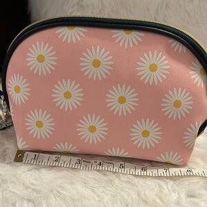 NWT, DANBEY LEE PINK DAISY MAKEUP BAG